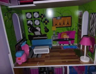 Casa delle bambole in legno