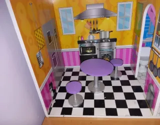 Casa delle bambole in legno