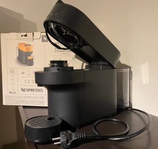 Macchina Caffè Nera Nespresso Vertuo.