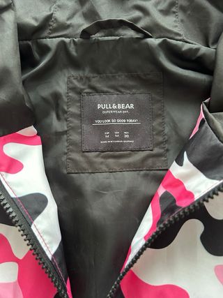 Cazadora cortavientos Pull&Bear camuflaje rosa
