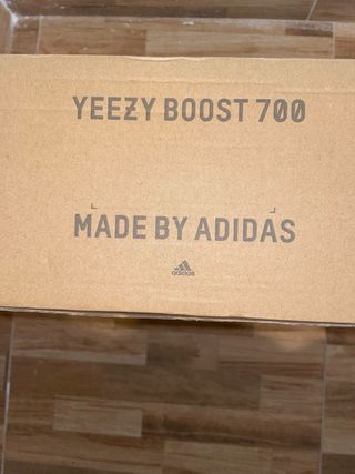 Adidas Yeezy Boost 700 Negro