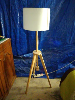 Lámpara de pie de madera