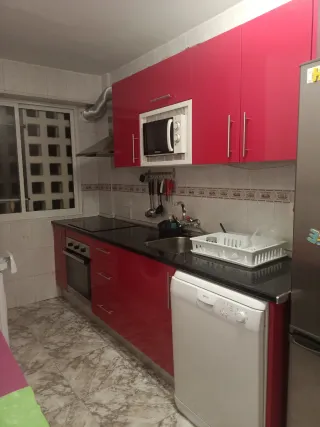 Cocina modular roja y negra