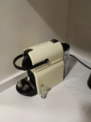 Cafetera Nespresso delonghi color Crema