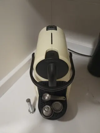 Cafetera Nespresso delonghi color Crema