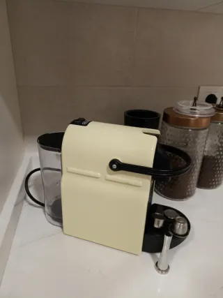 Cafetera Nespresso delonghi color Crema