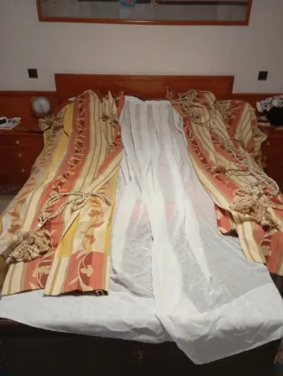 Tende beige e rosse per soggiorno