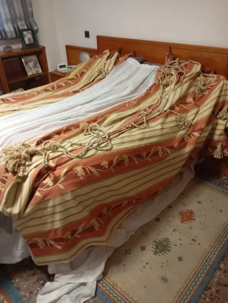 Tende beige e rosse per soggiorno