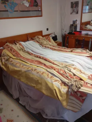 Tende beige e rosse per soggiorno