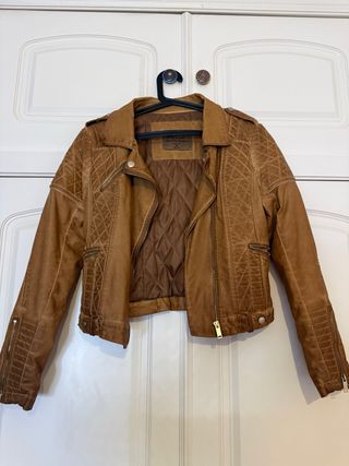 Cazadora biker corta de cuero marrón – Bershka