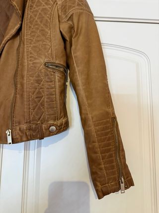 Cazadora biker corta de cuero marrón – Bershka