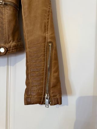 Cazadora biker corta de cuero marrón – Bershka