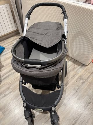 Carro de bebé gris y negro