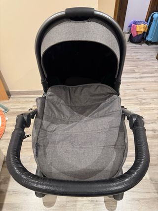 Carro de bebé gris y negro