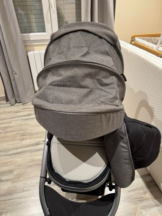 Carro de bebé gris y negro