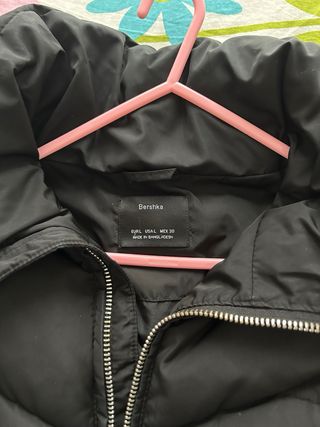 Abrigo acolchado negro Bershka