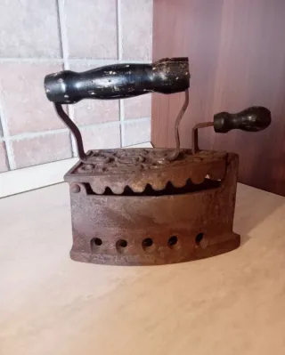 Ferro da stiro antico