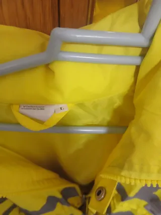 Traje de agua reflectante amarillo