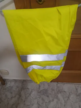 Traje de agua reflectante amarillo