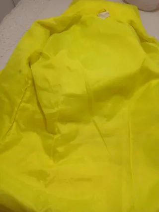Traje de agua reflectante amarillo
