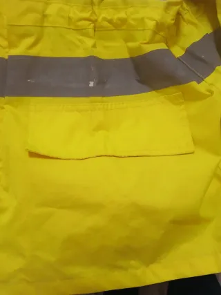 Traje de agua reflectante amarillo