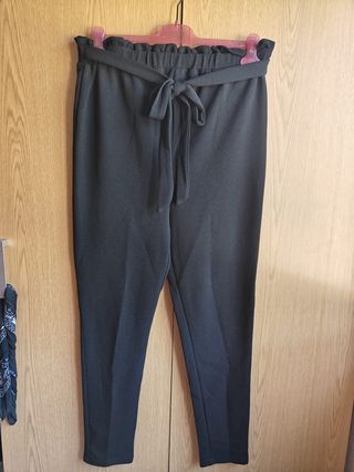 Calças pretas com laço