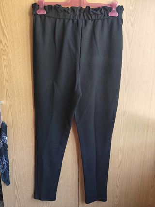 Calças pretas com laço