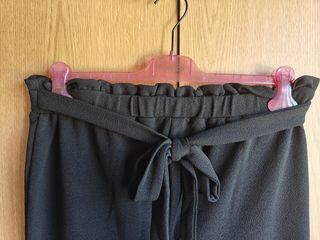 Calças pretas com laço