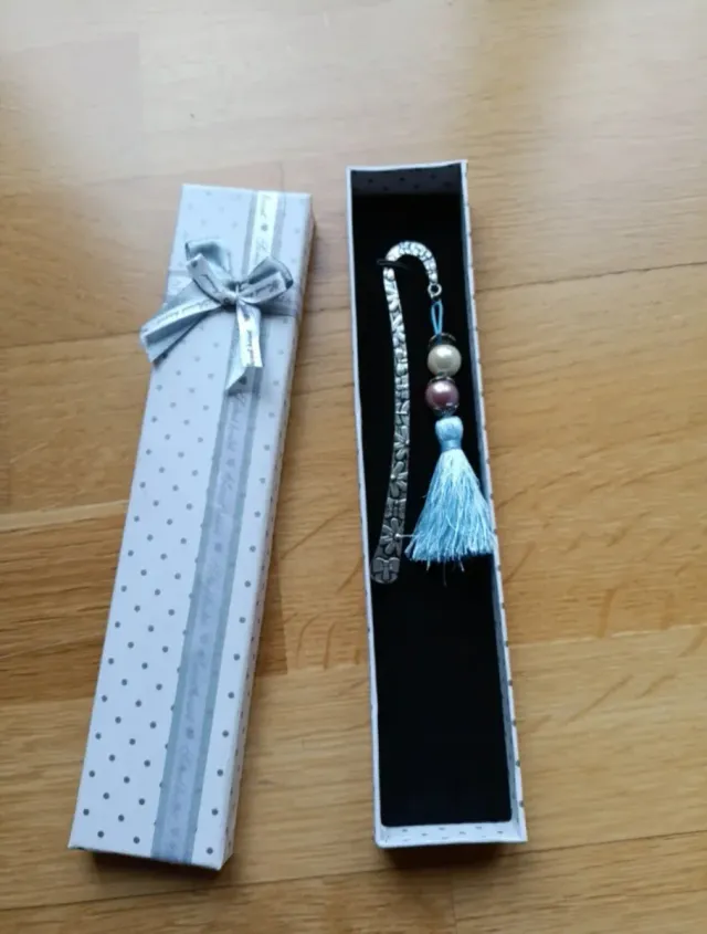 Marcapáginas con abalorios y borla