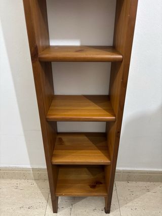 Estantería de madera alta