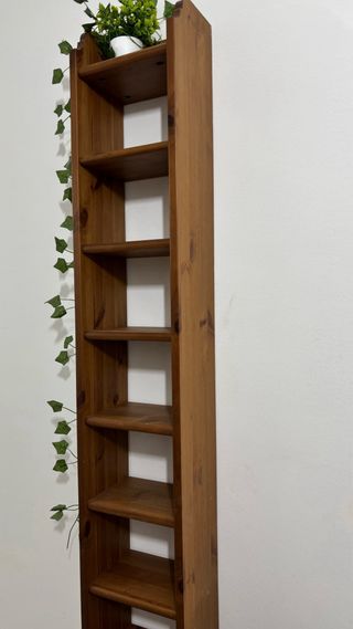 Estantería de madera alta