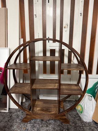 Estantería de madera redonda