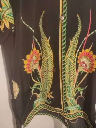 Camisa estampada flores y Fénix negra