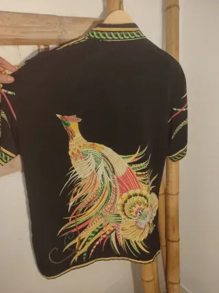 Camisa estampada flores y Fénix negra