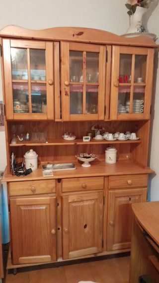 Mueble con vitrina de madera