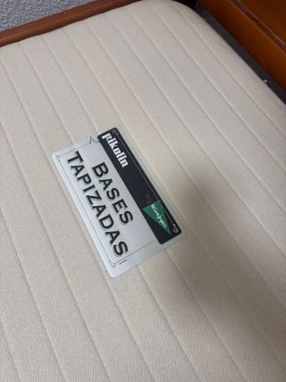 Cama individual de madera 90cm Junto con la mesita