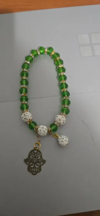 Pulsera verde y blanca con charm mano de Fátima
