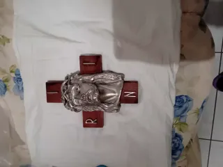 Croce con volto di Gesù in metallo e legno. Vintag