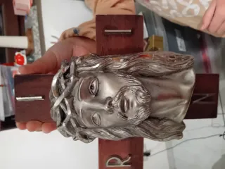 Croce con volto di Gesù in metallo e legno. Vintag