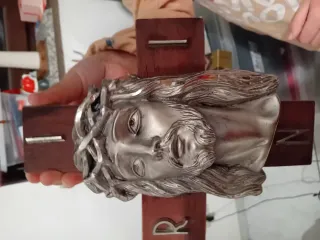 Croce con volto di Gesù in metallo e legno. Vintag