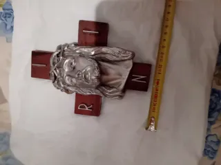 Croce con volto di Gesù in metallo e legno. Vintag