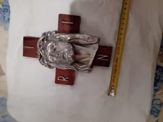 Croce con volto di Gesù in metallo e legno. Vintag