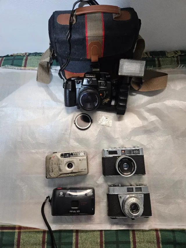 Lote 5 de cámaras analógicas y bolsa