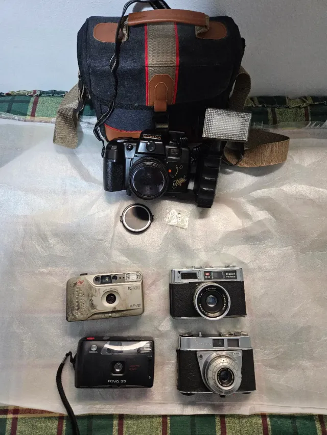 Lote 5 de cámaras analógicas y bolsa