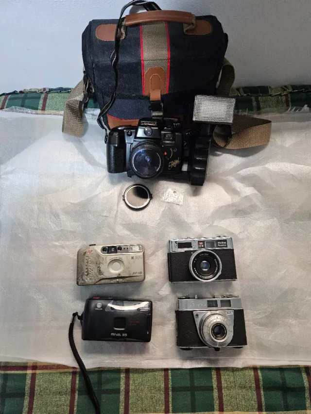 Lote 5 de cámaras analógicas y bolsa