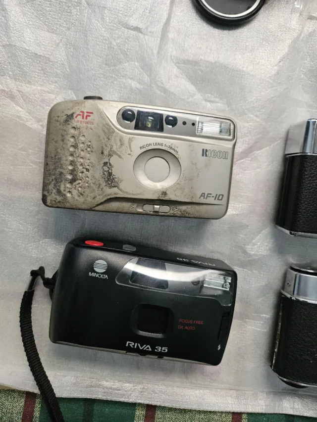 Lote 5 de cámaras analógicas y bolsa