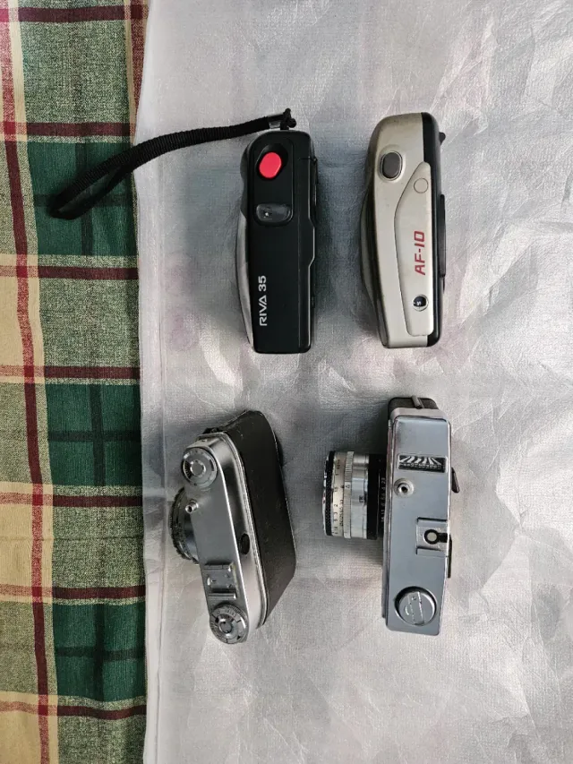 Lote 5 de cámaras analógicas y bolsa