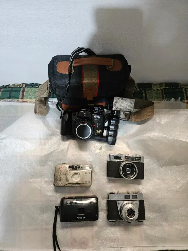 Lote 5 de cámaras analógicas y bolsa