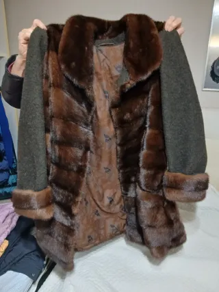 Bella pelliccia marrone e maniche grigie