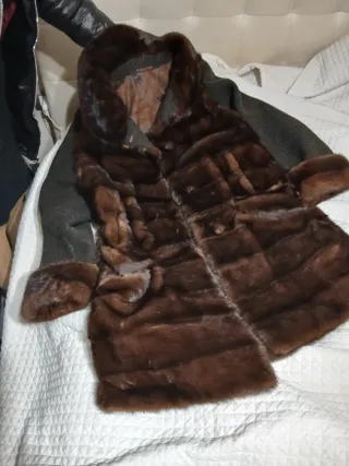 Bella pelliccia marrone e maniche grigie